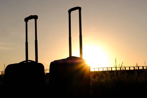 Silhuett Resväskor Bagage Eller Bagage Soluppgång Eller Solnedgång Bakgrund Resan — Stockfoto