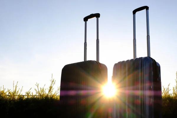 Silhouette Der Reisekoffer Gepäck Oder Gepäck Auf Sonnenaufgang Oder Sonnenuntergang — Stockfoto