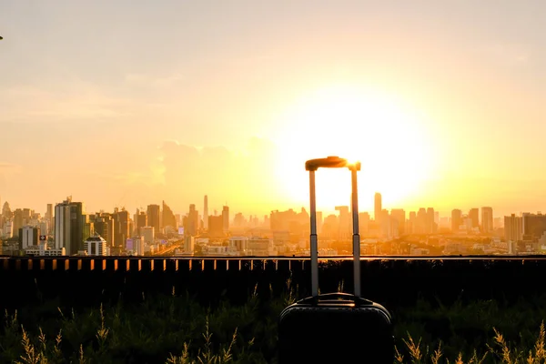 Seyahat çantaları, valizler ya da Sunrise ya da Sunset arkaplanındaki valizler, yolculuk ve tatil konsepti ya da iş seyahati,