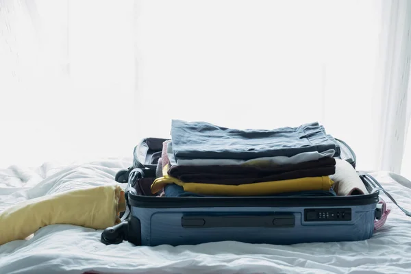 Offene Reisetasche Mit Kleidung Accessoires Auf Dem Bett Reise Und — Stockfoto