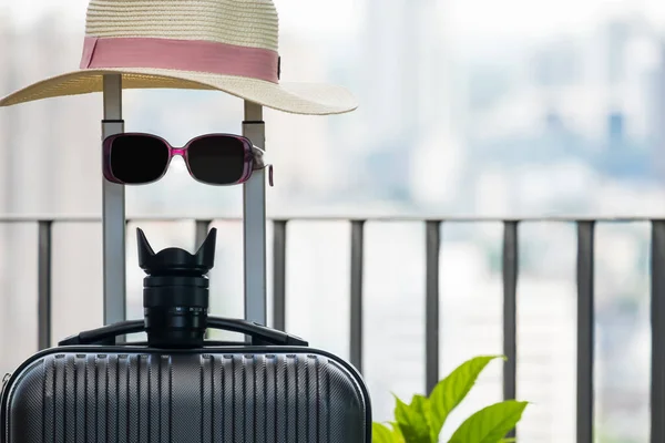 Βαλίτσα Καπέλο Και Κάμερα Ελάχιστη Ταξιδιωτική Έννοια — Φωτογραφία Αρχείου
