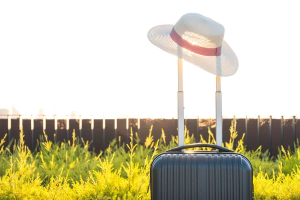 Koffer Mit Hut Und Kamera Reisekonzept Minimal — Stockfoto