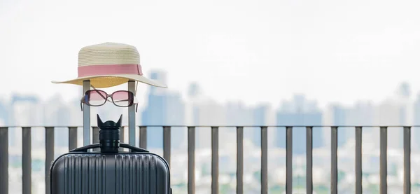 装有帽子和照相机的手提箱 旅行概念最低 — 图库照片