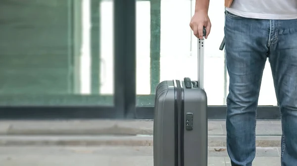 ビジネスマンは空港でスーツケースを引っ張ってる 出張だ 国際空港では休暇中に飛行機のターミナルゲートに移動し — ストック写真