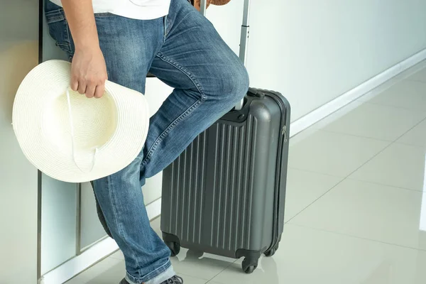 Επιχειρηματίας Ταξιδιώτης Τραβώντας Βαλίτσα Στο Αεροδρόμιο Επαγγελματικά Ταξίδια Στο Διεθνές — Φωτογραφία Αρχείου