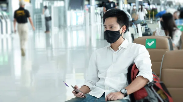 Uomo Con Bagagli Nel Terminal Dell Aeroporto Distanza Sociale Aeroporto — Foto Stock