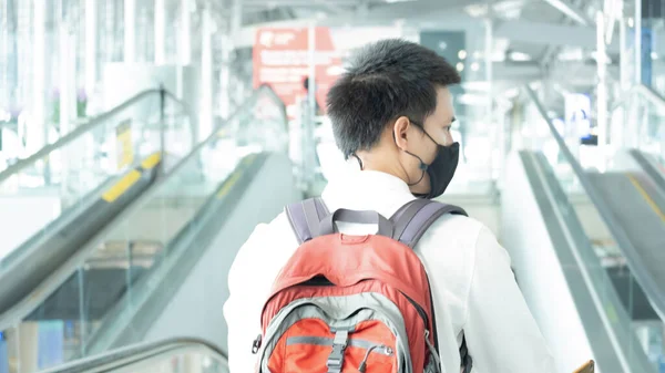 Mann Mit Gepäck Flughafenterminal Soziale Distanzierung Internationaler Flughafen Urlaub Coronavirus — Stockfoto