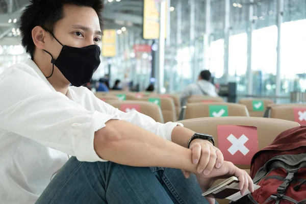 Asiatischer Reisender Mit Gesichtsmaske Wartet Abflugterminal Des Flughafens Darauf Ein — Stockfoto