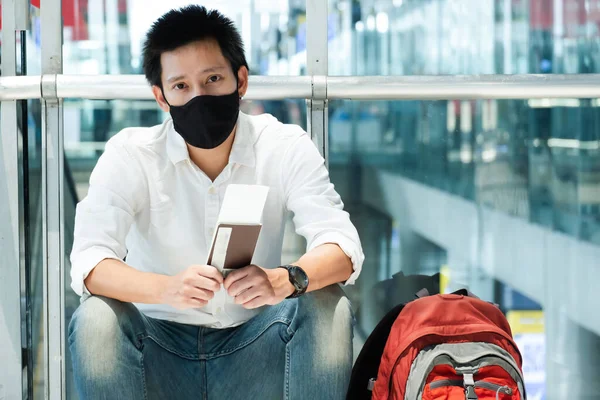 Asiatischer Reisender Mit Gesichtsmaske Wartet Abflugterminal Des Flughafens Darauf Ein — Stockfoto