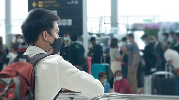 Asiático Viajante Homem Vestindo Máscara Facial Esperando Para Embarcar Avião — Fotografia de Stock