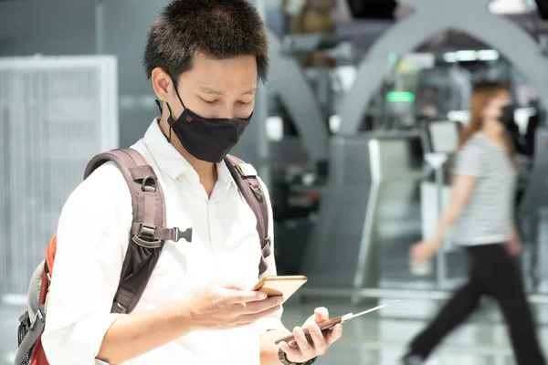 Asiatischer Reisender Mit Gesichtsmaske Wartet Abflugterminal Des Flughafens Darauf Ein — Stockfoto