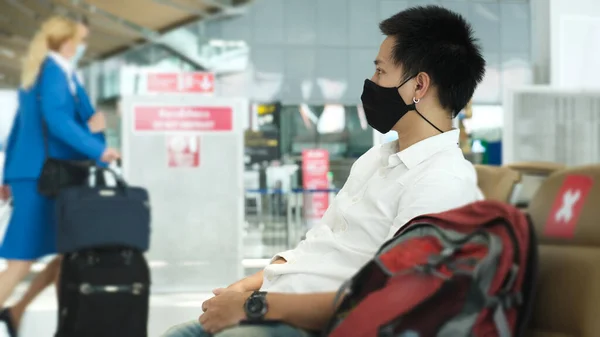 Άνδρας Σακίδιο Πλάτης Στο Αεροδρόμιο Ασιάτης Ταξιδιώτης Μάσκα Προσώπου Επιβιβάζεται — Φωτογραφία Αρχείου
