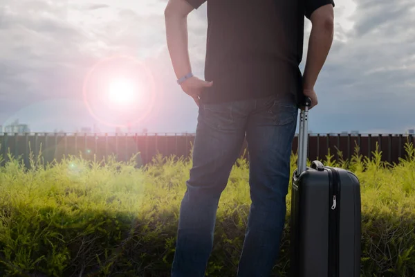 观看日出或日落时 把提着手提箱的男人关起来 旅行或度假时 — 图库照片