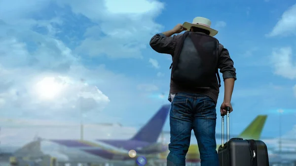 Міський Бізнесмен Подорожує Всередині Аеропорту Повсякденний Молодий Азіатський Чоловік Куртці — стокове фото