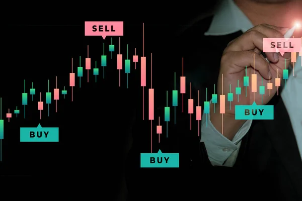  İş adamı veya tüccar büyüyen bir sanal hologram stoğu, ticaret, planlama ve stratejiye yatırım, borsa, iş büyümesi, ilerleme veya başarı konsepti gösteriyor.