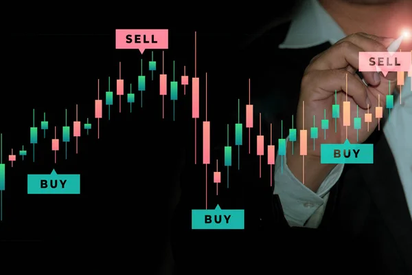 Empresario Comerciante Está Mostrando Creciente Holograma Virtual Acciones Invertir Comercio —  Fotos de Stock
