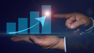 İş adamı veya tüccar büyüyen bir sanal hologram stoğu, ticaret, planlama ve stratejiye yatırım, borsa, iş büyümesi, ilerleme veya başarı konsepti gösteriyor.