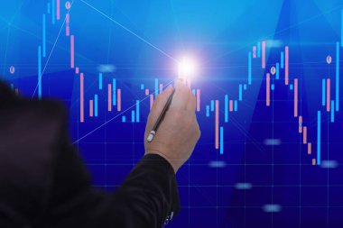 İş adamı veya tüccar büyüyen bir sanal hologram stoğu, ticaret, planlama ve stratejiye yatırım, borsa, iş büyümesi, ilerleme veya başarı konsepti gösteriyor.