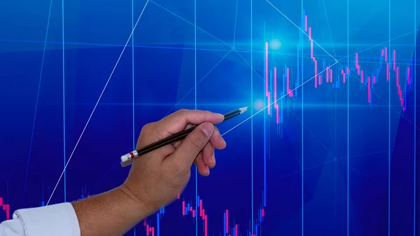 İş adamı veya tüccar büyüyen bir sanal hologram stoğu, ticaret, planlama ve stratejiye yatırım, borsa, iş büyümesi, ilerleme veya başarı konsepti gösteriyor.