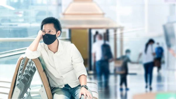 Junge Asiatische Reisende Backpacker Reisekonzept Mann Lächelt Glücklich Fenster Flughafen — Stockfoto