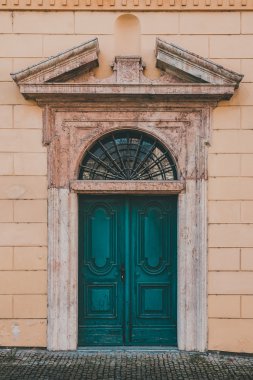 Eski turkuaz kapı