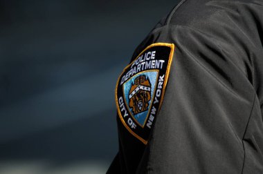 Kasım 2019 'da New York City' de, New York polisi Manhattan 'daki bir polis memuruna yama kalkanı taktı..