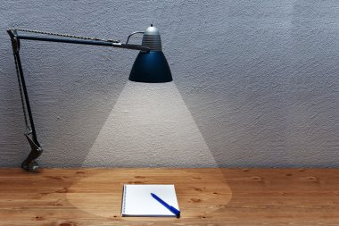Bir tablo falls ve defter bir masa lambası ışığı koni