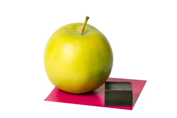 Apple, bir parça çikolata ve bir kare kağıt
