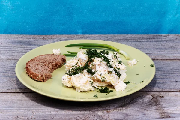 Masanın üzerine salata ile plaka
