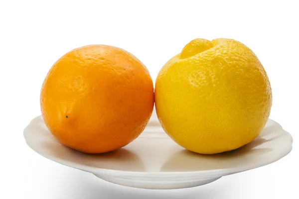 İki limon bir plaka üzerinde