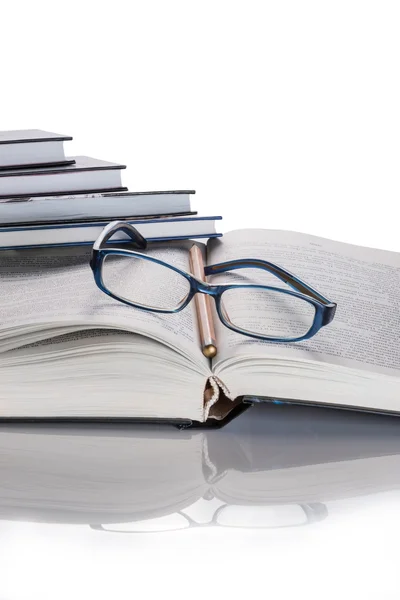 Gözlük ve kalem kitap. Bir kitap yığını.