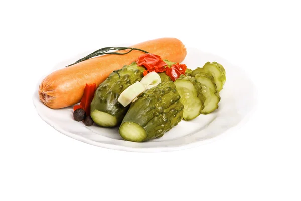 Turşu ve sosis tabakta