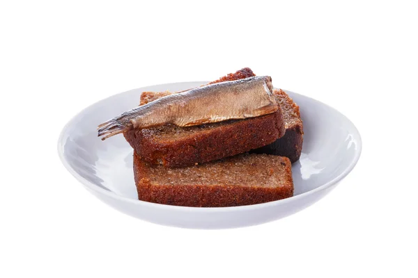 Siyah dilim kızarmış ekmek ve yağda pişmiş hamsi balık