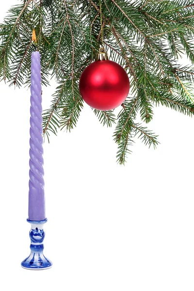 La rama de abeto bola de árbol de Navidad, una vela — Foto de Stock