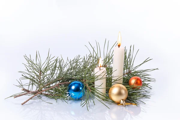 Bir kaç mum, Noel süsleri ve çam dalları