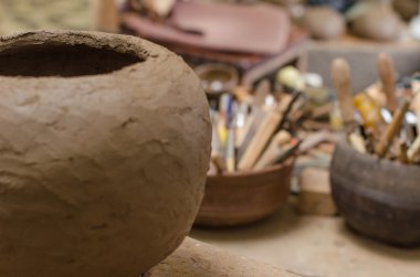 Atölye ustası çanak çömlek ve araçları.