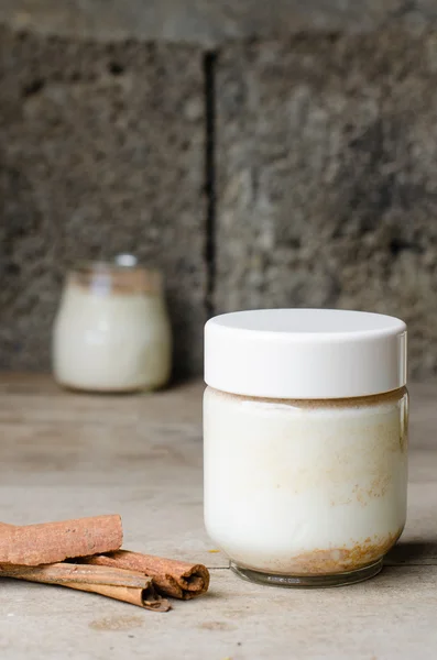 Kaneel yoghurt, rustieke achtergrond. — Stockfoto