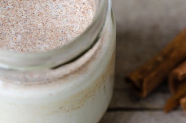 Tarçın yoğurt, rustik arka plan.