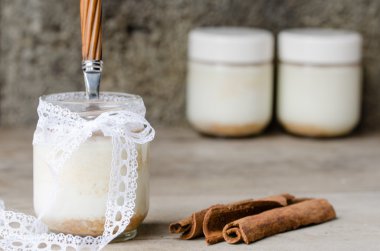 Tarçın yoğurt, rustik arka plan.