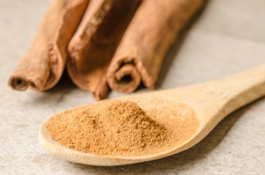 tarçın ve tahta kaşık toz tarçın