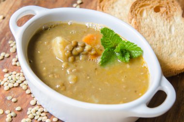 Kahverengi mercimek çorbası