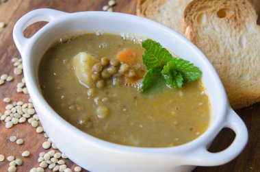 Kahverengi mercimek çorbası