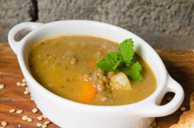 Kahverengi mercimek çorbası