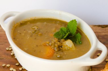 Kahverengi mercimek çorbası