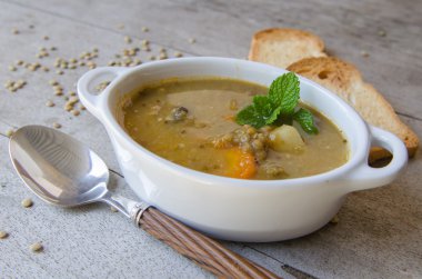 Kahverengi mercimek çorbası