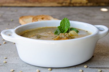 Kahverengi mercimek çorbası