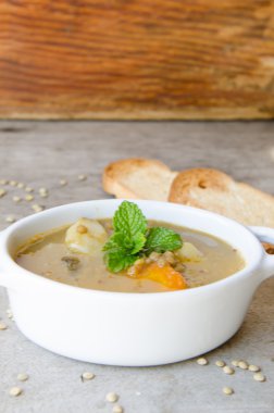 Kahverengi mercimek çorbası