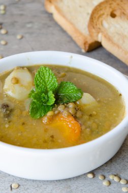 Kahverengi mercimek çorbası