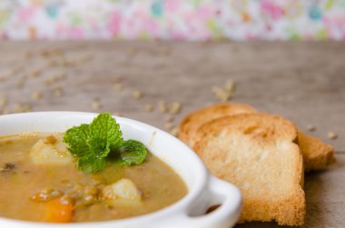 Kahverengi mercimek çorbası