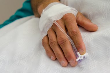 Adam elinde periferik Venöz kateter 